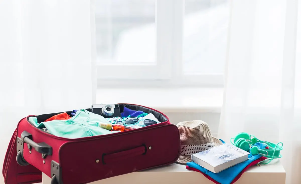 Gepackter Koffer mit Kleidung für eine Winterreise