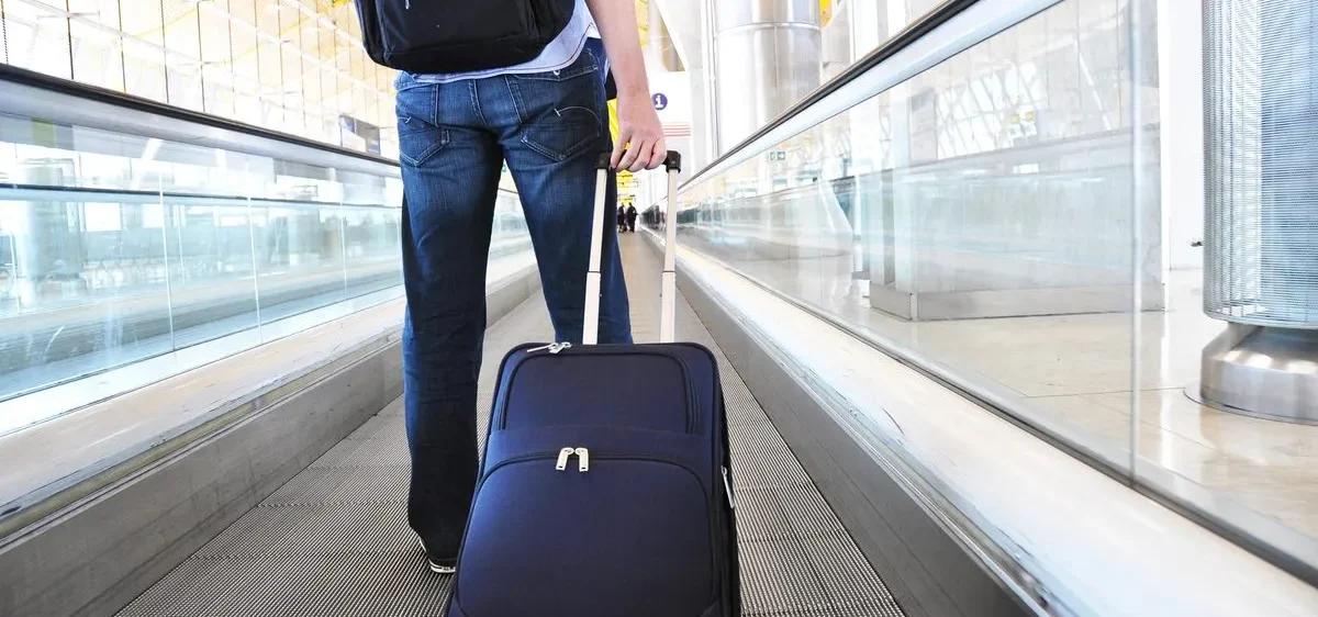 Koffer im Flugzeug beschädigt: Rechte und Fristen